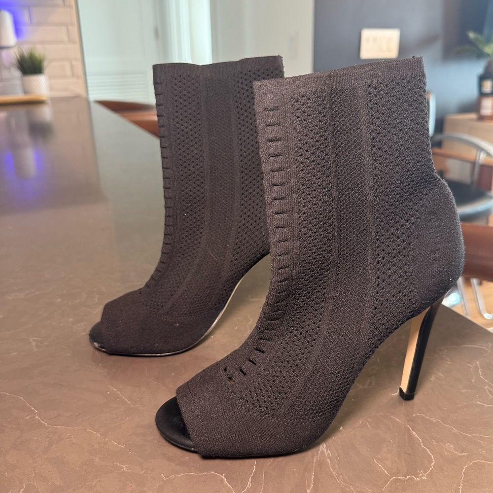 Aldo Black Knit Peep-Toe Heeled Boots Kesha size 7 stretchy material. Worn 2xs